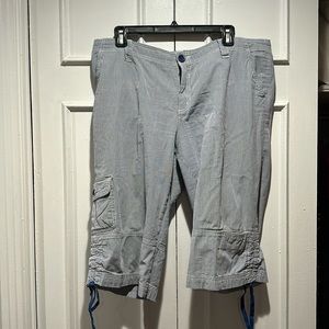 Great looking Eddie Bauer blue Searsucker cropped pants. Size 14